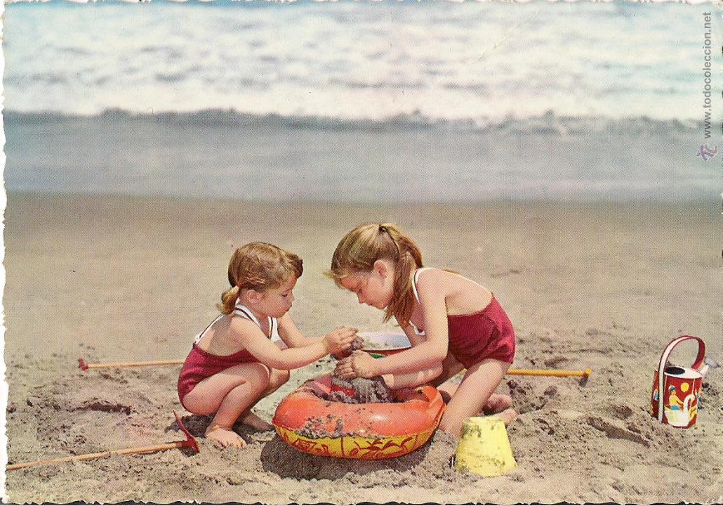 Postales: Ni&ntilde;as en la playa - Foto 1