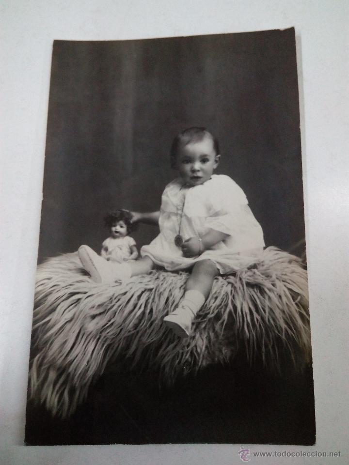 Postales: POSTAL ANTIGUA . NI&Ntilde;A CON MU&Ntilde;ECA POSANDO - Foto 1