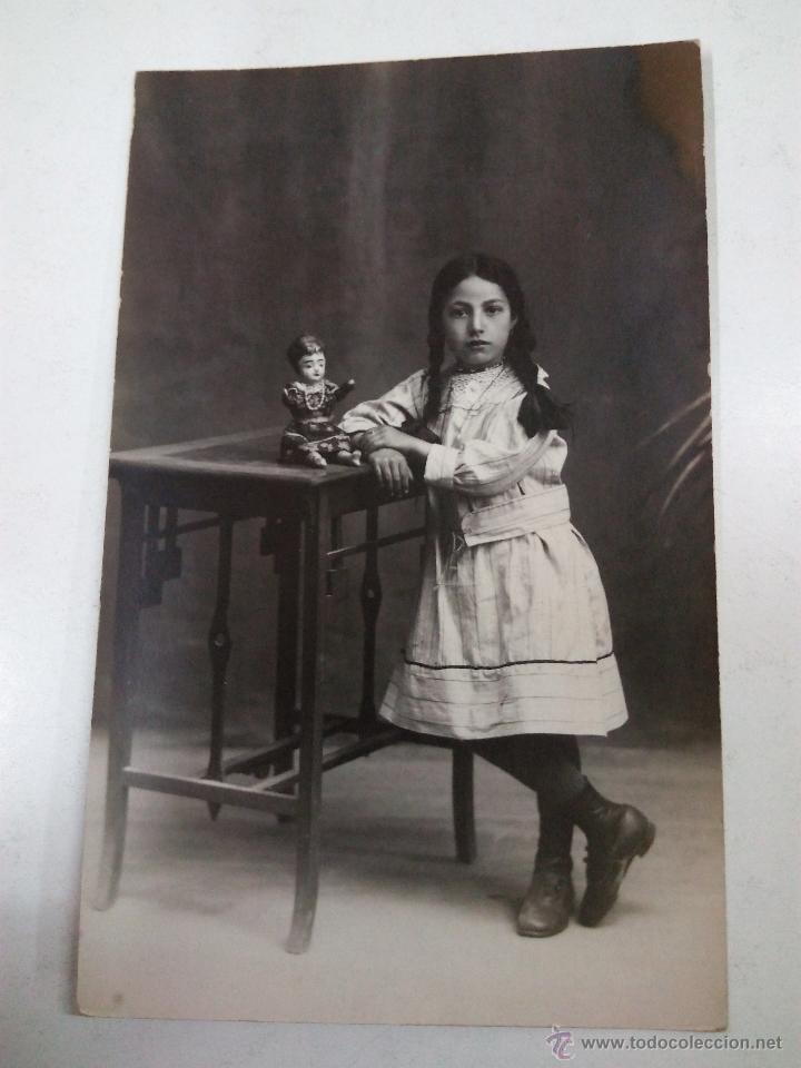 Postales: POSTAL ANTIGUA . NI&Ntilde;A CON MU&Ntilde;ECA POSANDO - Foto 1