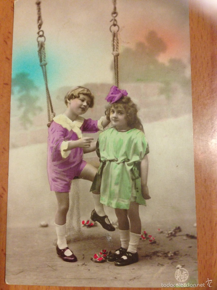 Postales: Antigua postal ni&ntilde;os en columpio - Foto 1