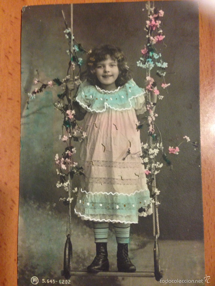 Postales: Antigua postal ni&ntilde;a en columpio - Foto 1