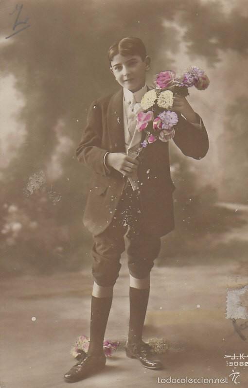 Postales: Ni&ntilde;o con un ramo de flores - Foto 1