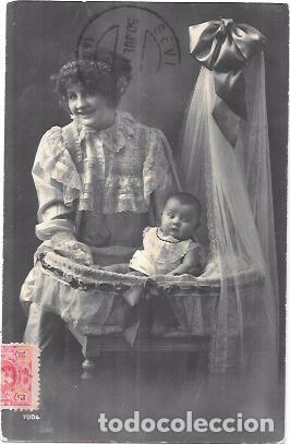 Postales: TARJETA POSTAL DE UNA MADRE CON SU BEBE. - Foto 1