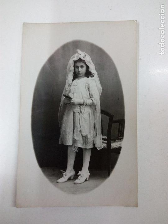 Postales: POSTAL ANTIGUA . NI&Ntilde;A DE COMUNION POSANDO - Foto 1