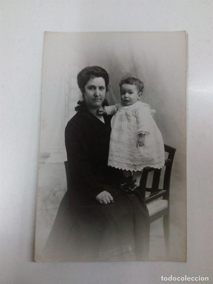 Postales: POSTAL ANTIGUA . SE&Ntilde;ORA CON NI&Ntilde;O POSANDO - Foto 1