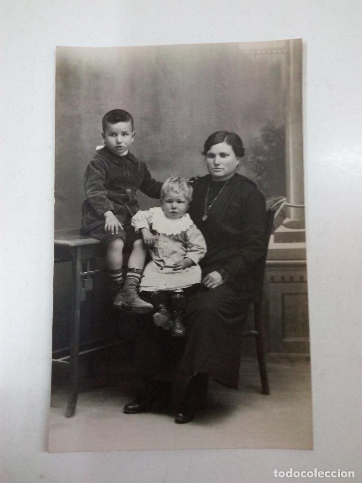 Postales: POSTAL ANTIGUA . SE&Ntilde;ORA CON NI&Ntilde;OS  POSANDO - Foto 1