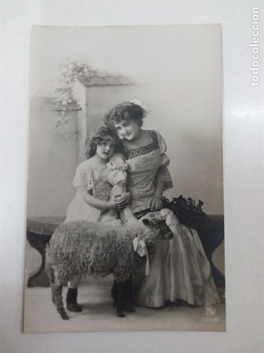 Postales: POSTAL ANTIGUA . SE&Ntilde;ORA CON NI&Ntilde;A  POSANDO - Foto 1