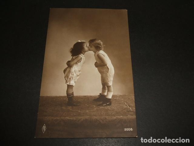 Postales: NI&Ntilde;OS BESANDOSE POSTAL - Foto 1
