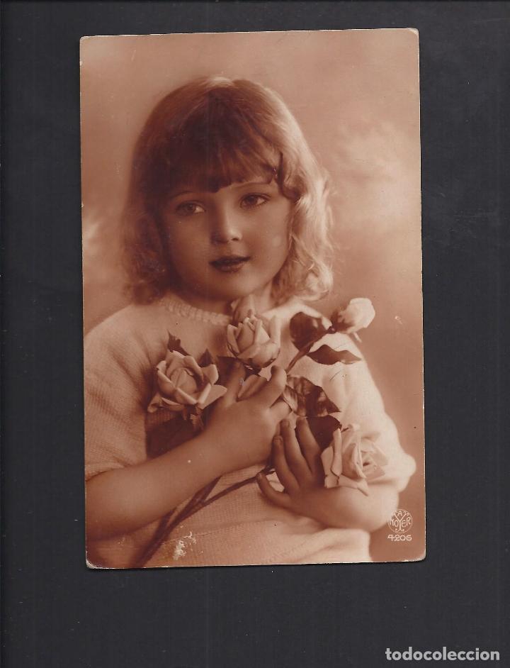 Postales: Antigua postal ni&ntilde;a con ramo de rosas. - Foto 1