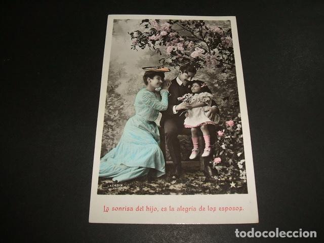 Postales: PADRES CON NI&Ntilde;A POSTAL ANTIGUA - Foto 1