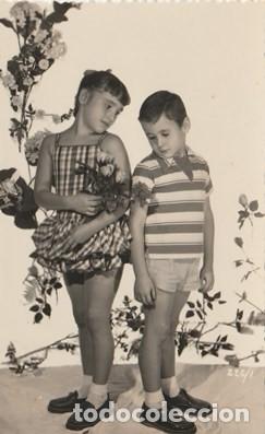 Postais: POSTAL FOTOGRAFIA NIÑOS PAREJA FLORES - AÑOS 50 - Nº 226 - REVERSO EN BLANCO NO MAS DATOS - NUEVA