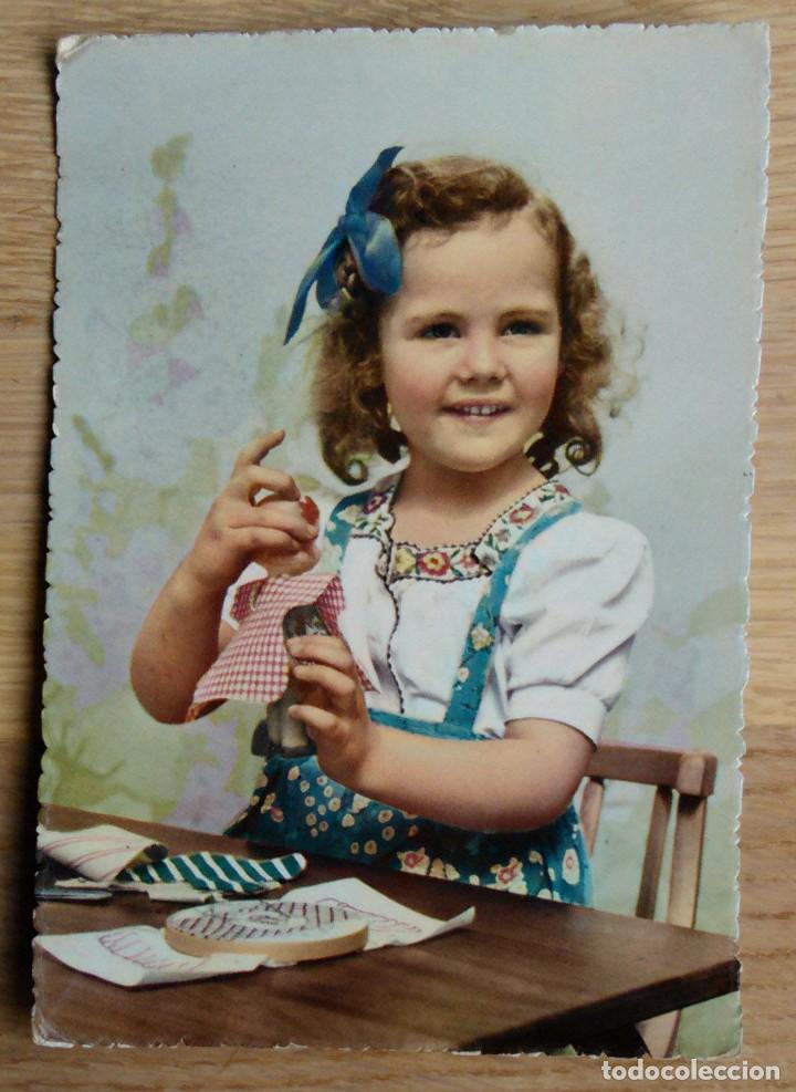 Postales: NI&Ntilde;A CON MU&Ntilde;ECA - Foto 1