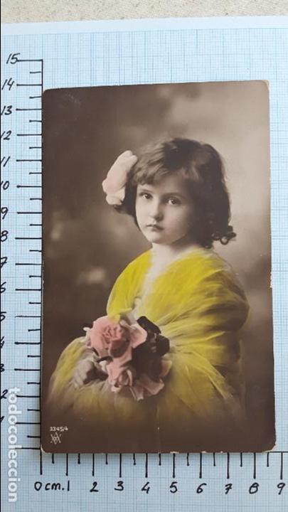 Postales: Ni&ntilde;a con vestido amarillo. - Foto 1