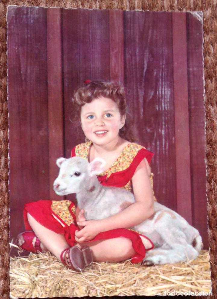 Postales: NI&Ntilde;A CON BORREGUITO - Foto 1