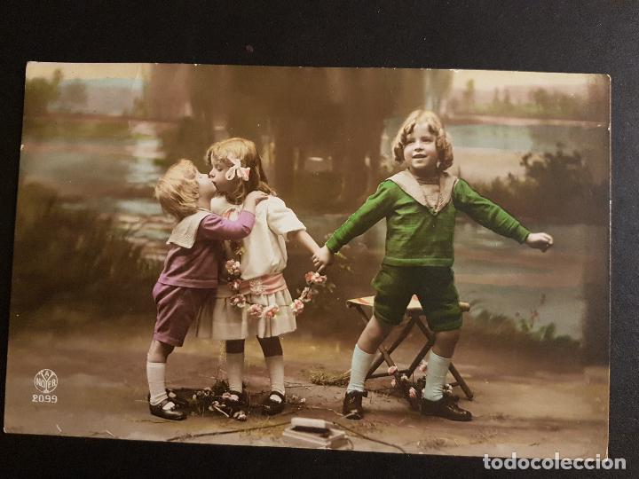 Postales: NI&Ntilde;OS CON FLORES BESO POSTAL - Foto 1