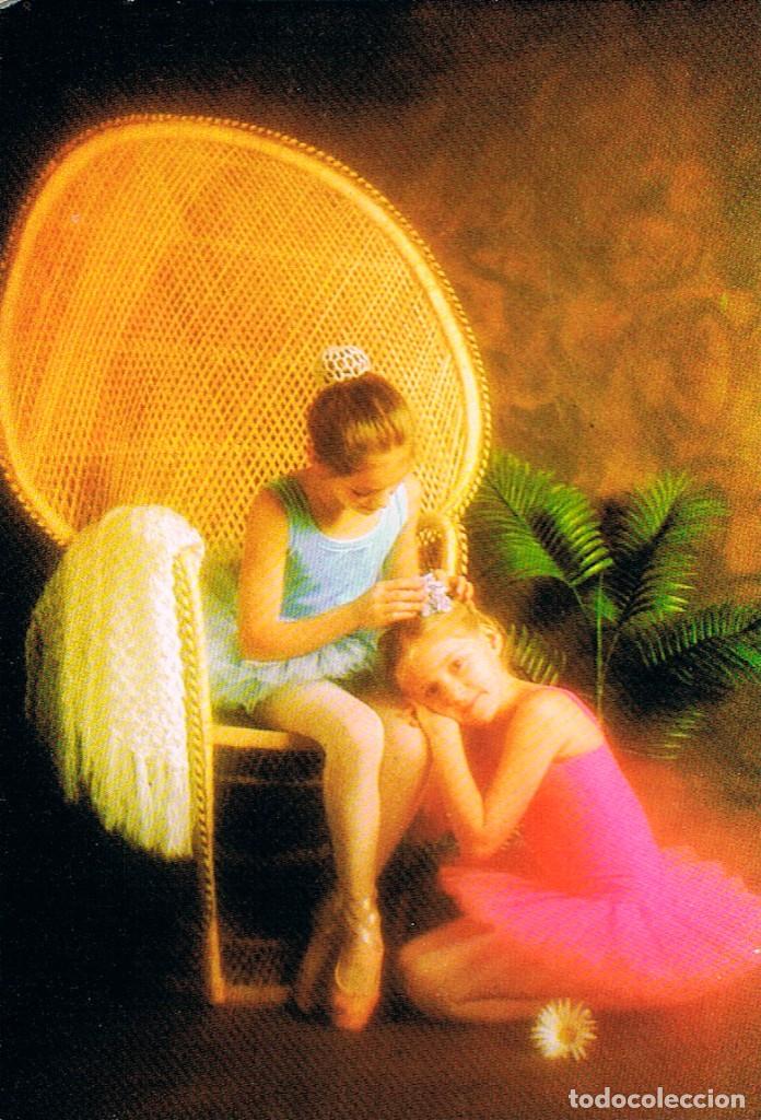 Postales: NI&Ntilde;AS A LA ESPERA DE LA CLASE DE BALLET - Foto 1