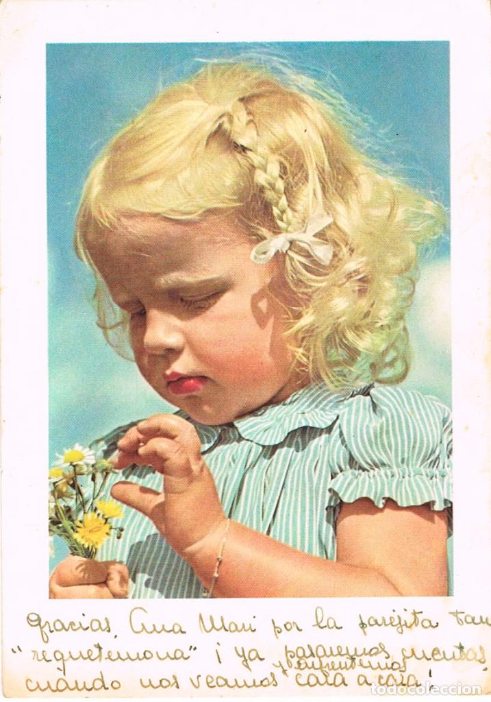 Postales: &acute;UNA NI&Ntilde;A DESHOJANDO MARGARITAS - Foto 1