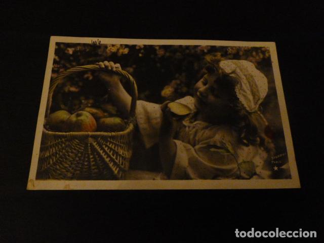 Postales: NI&Ntilde;A CON MANZANAS POSTAL - Foto 1