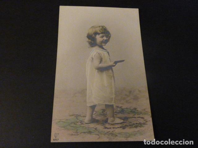 Postales: POSTAL NI&Ntilde;A SOSTENIENDO PEINE - Foto 1