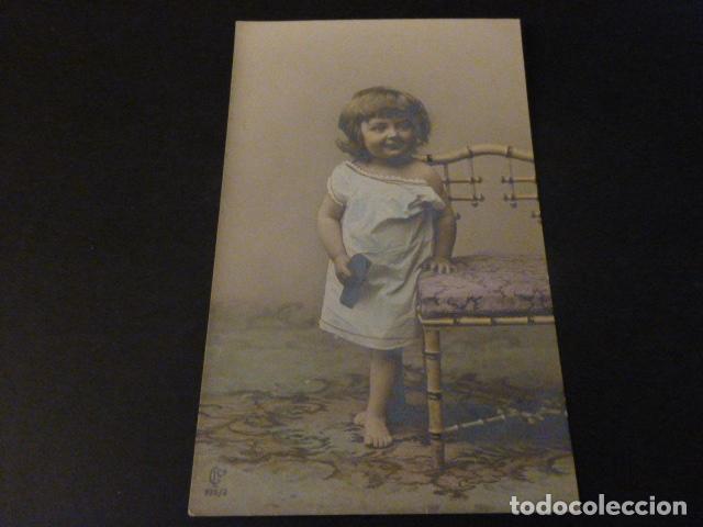 Postales: POSTAL NI&Ntilde;A JUNTO A BANCO - Foto 1