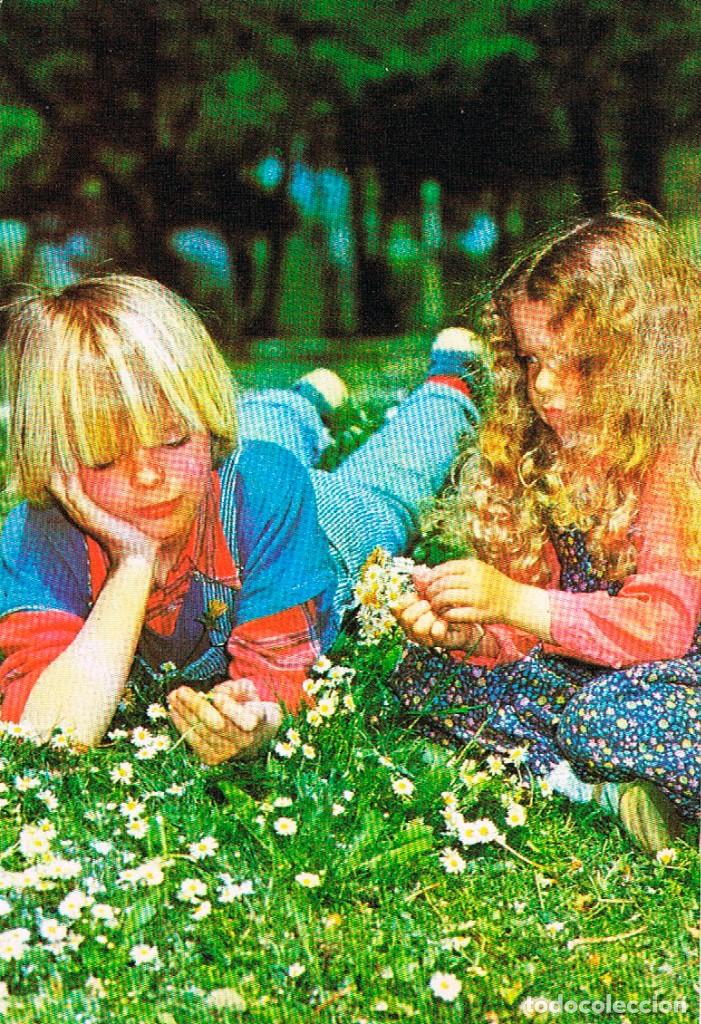 Postales: dos ni&ntilde;os cortando margaritas - Foto 1