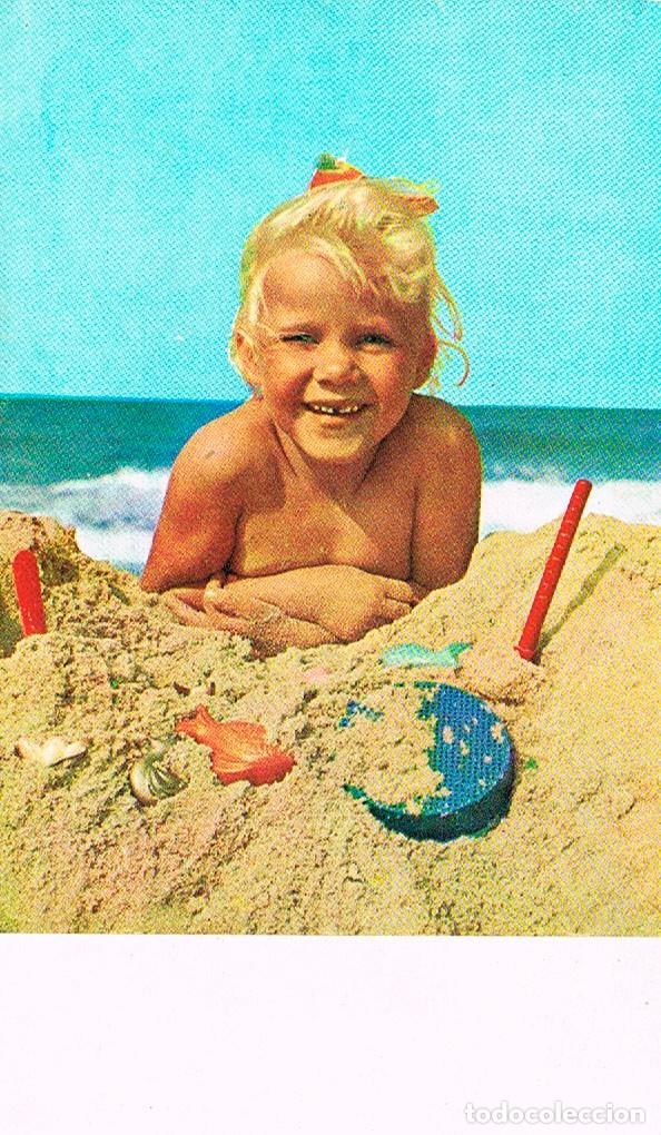 Postales: una ni&ntilde;a en la playa - Foto 1
