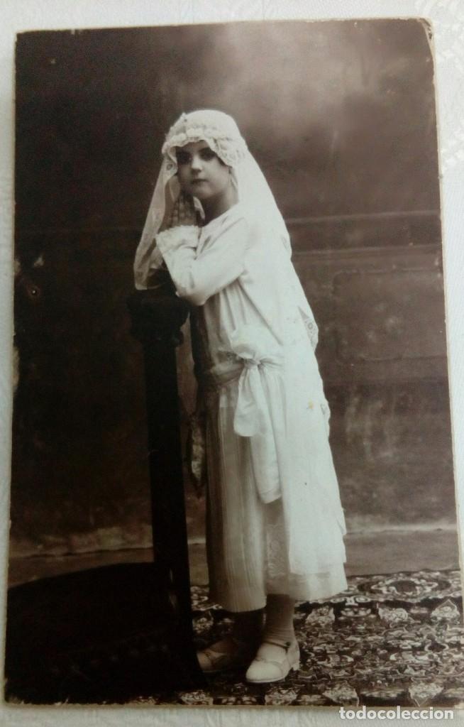 Postales: NI&Ntilde;A DE COMUNION APOYADA EN RECLINATORIO - Foto 1