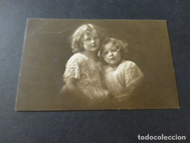 Postales: DOS NI&Ntilde;AS SEMIABRAZADAS POSTAL - Foto 1