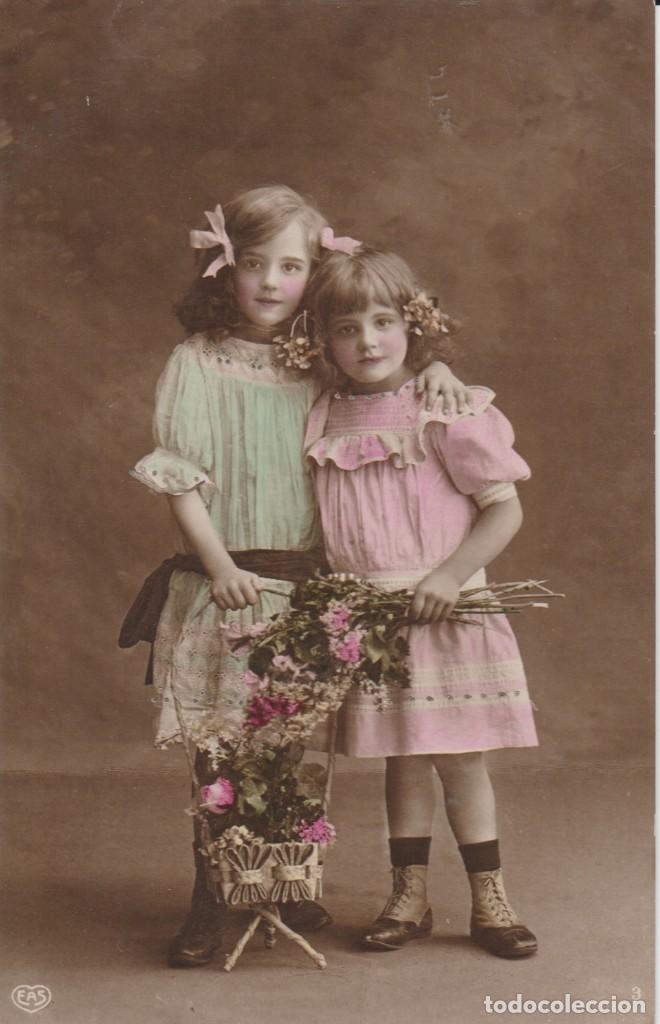 Postales: NI&Ntilde;AS CON FLORES - Foto 1