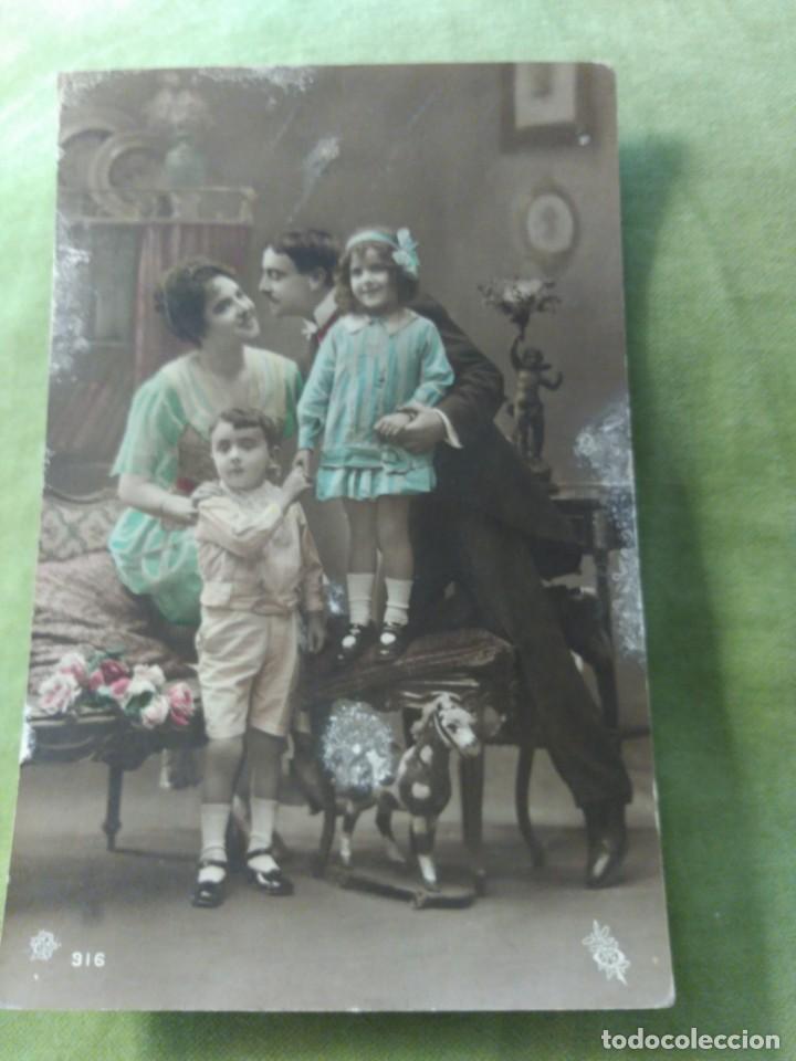 Postales: Padres con hijos. 1920 - Foto 1