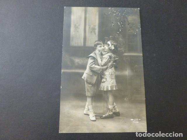 Postales: NI&Ntilde;OS BESANDOSE POSTAL - Foto 1