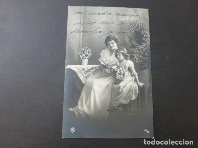 Postales: MADRE E HIJA CON FLORES POSTAL - Foto 1