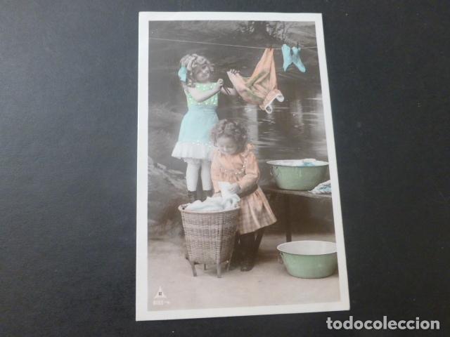 Postales: NI&Ntilde;AS TENDIENDO ROPA POSTAL - Foto 1
