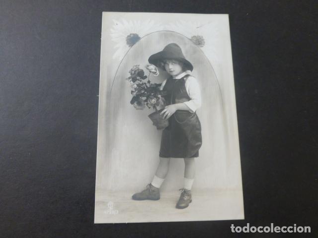 Postales: NI&Ntilde;O CON MACETA DE ROSAS POSTAL - Foto 1