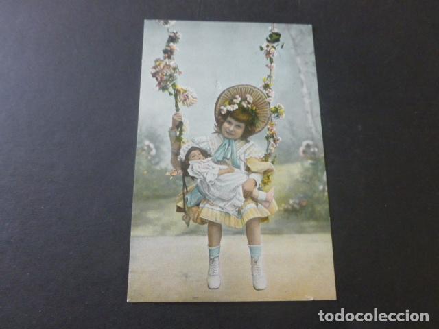 Postales: NI&Ntilde;A EN COLUMPIO CON MU&Ntilde;ECA POSTAL - Foto 1