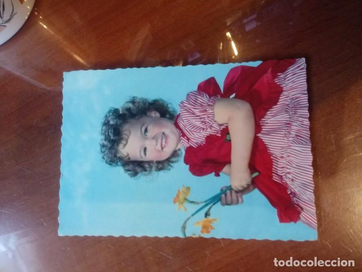 Postales: Ni&ntilde;a con flores - Foto 1