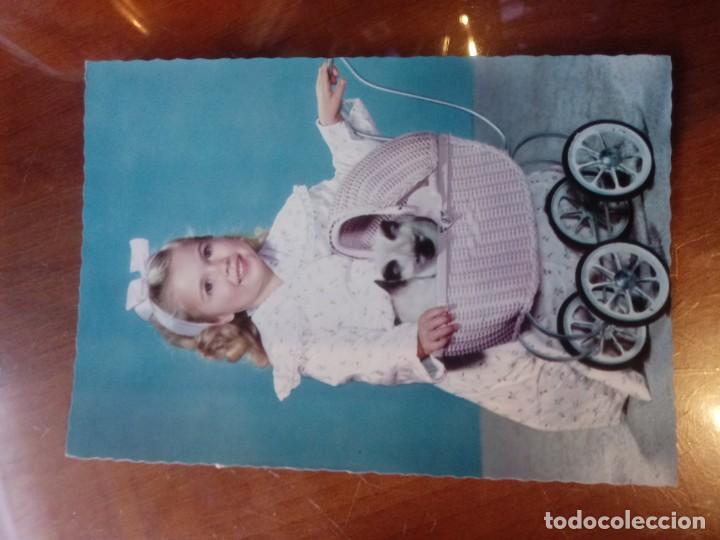 Postales: Ni&ntilde;a con carrito y gato - Foto 1