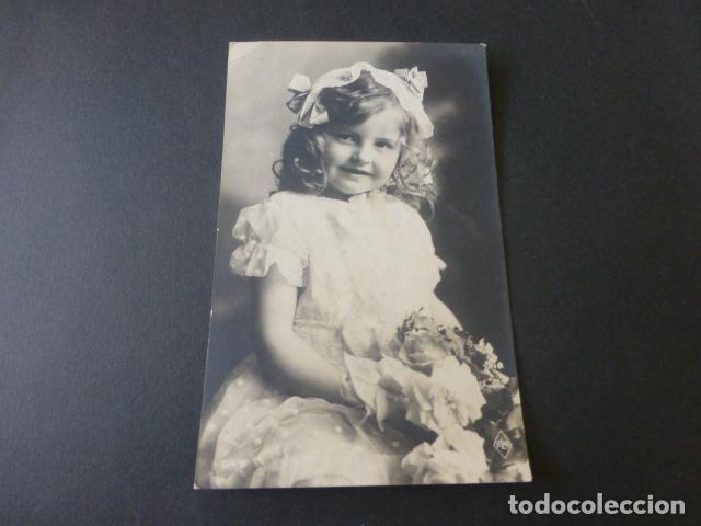 Postales: NI&Ntilde;A CON FLORES POSTAL - Foto 1