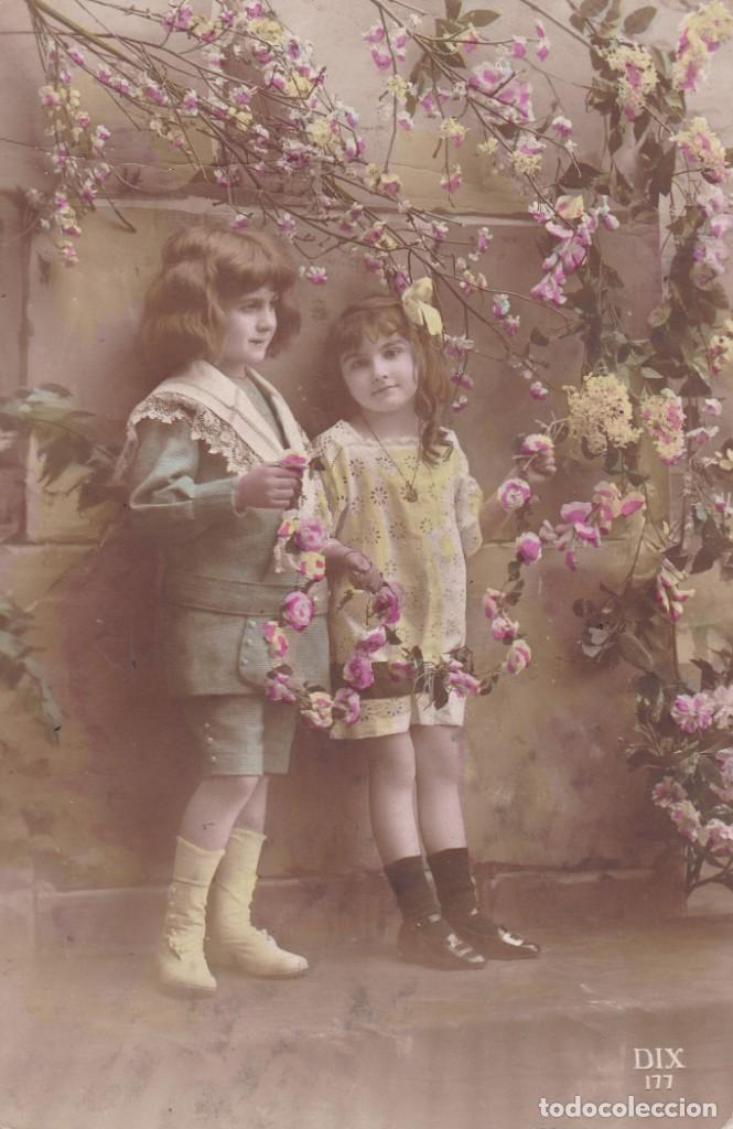 Postales: ni&ntilde;as con flores circulada 1917 - Foto 1