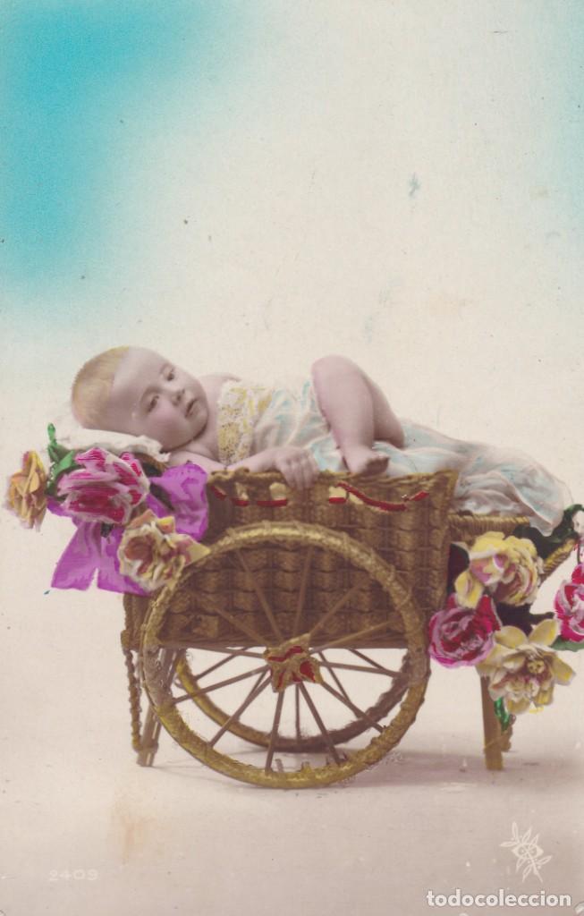 Postales: bebe en cochecito con flores circulada en 1922 - Foto 1