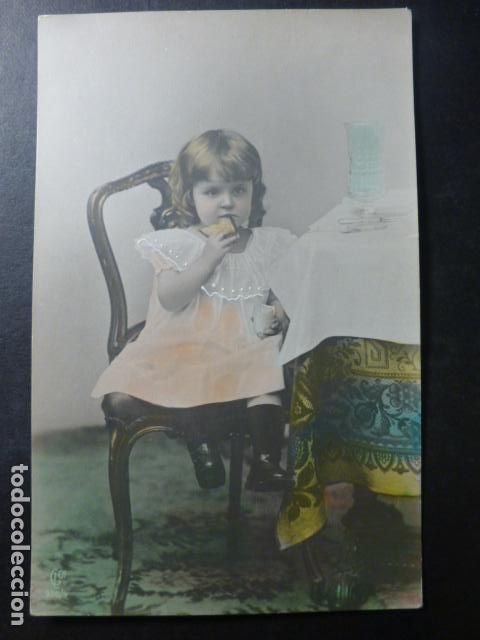 Postales: NI&Ntilde;A MERENDANDO POSTAL - Foto 1