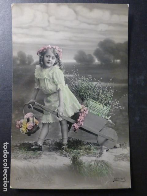 Postales: NI&Ntilde;A LLEVANDO UN CARRO DE MANO POSTAL - Foto 1