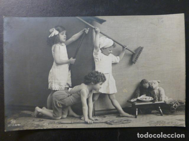 Postales: NI&Ntilde;OS CON ESCOBAS POSTAL - Foto 1