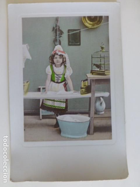 Postales: NI&Ntilde;A TAREAS DE LA CASA POSTAL - Foto 1
