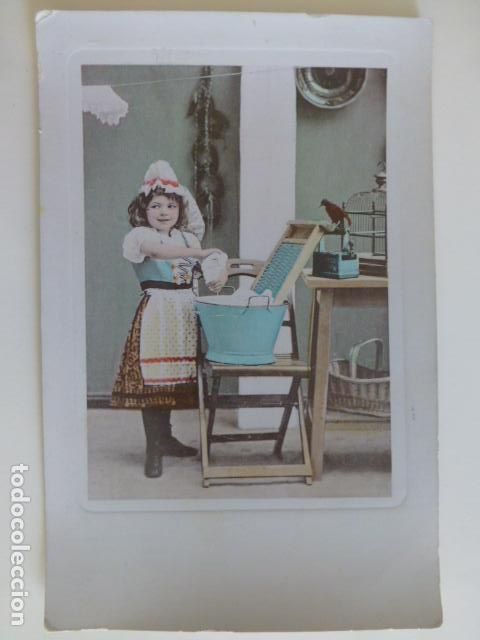 Postales: NI&Ntilde;A TAREAS DE LA CASA POSTAL - Foto 1