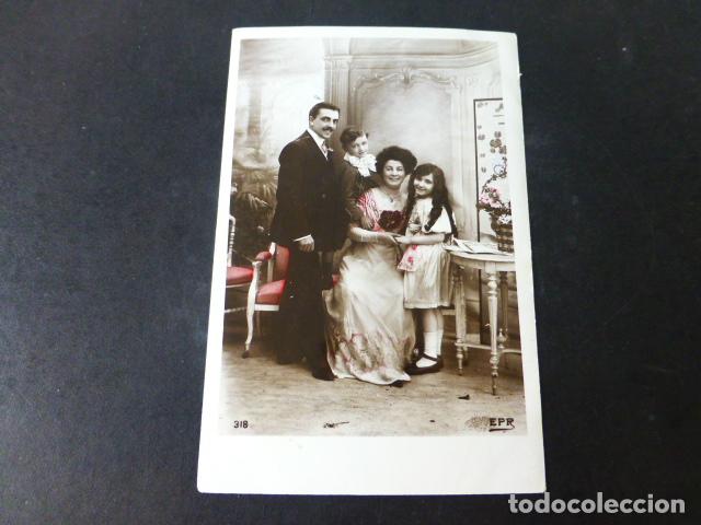 Postales: NI&Ntilde;OS CON SUS PADRES POSTAL - Foto 1