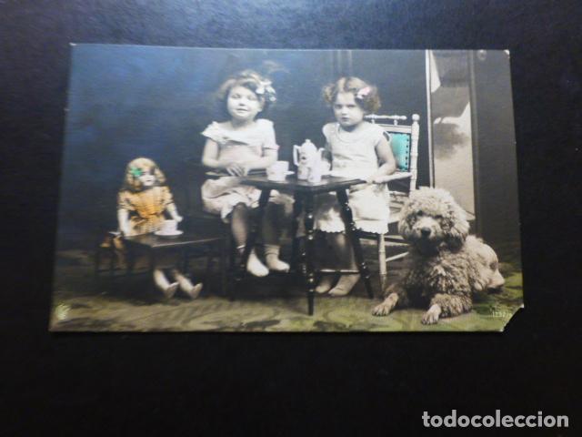 Postales: NI&Ntilde;AS TOMANDO EL T&Eacute; CON CANICHE POSTAL - Foto 1