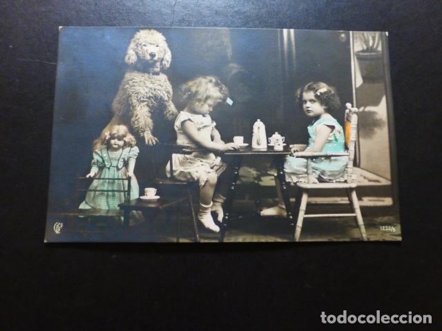 Postales: NI&Ntilde;AS TOMANDO EL T&Eacute; CON CANICHE POSTAL - Foto 1