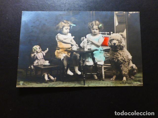 Postales: NI&Ntilde;AS TOMANDO EL T&Eacute; CON CANICHE POSTAL - Foto 1