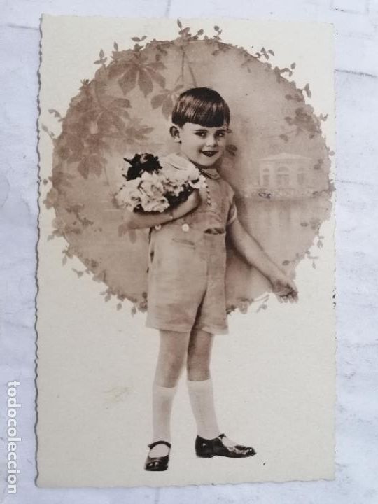 Postkarten: POSTAL NI&Ntilde;O POSANDO CON RAMO DE FLORES, A&Ntilde;O 1941, ESCRITA